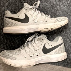 Nike Womens Air Zoom Vomero 11, size 8 running sneaker